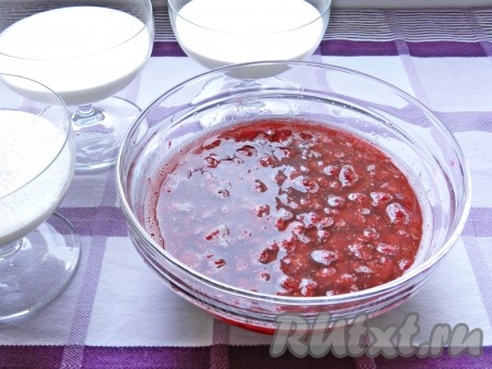 Ягоды, пустившие сок, залить смесью желатина и воды, тщательно перемешать.