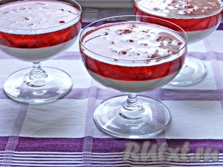 Ягодный слой аккуратно залить поверх застывшего сливочного слоя. Убрать креманки в холодильник до полного застывания ягодного слоя (примерно часа на 2).