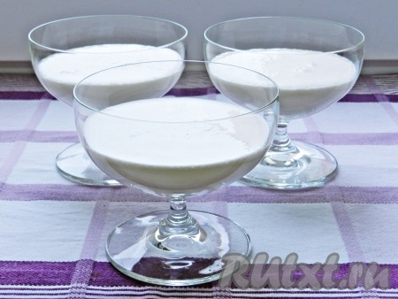 Разлить получившуюся смесь из сливок с желатином по креманкам, заполняя их до половины (я разлила по 3 формам). Убрать в холодильник до полного застывания (на 1,5-2 часа).