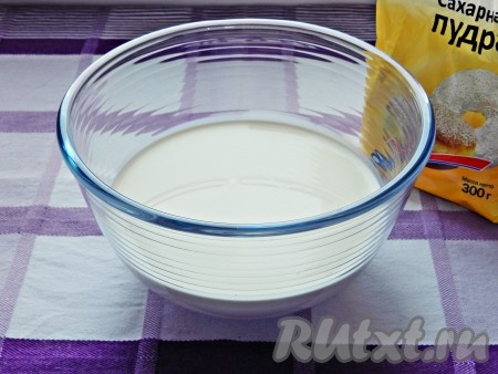 Оставшиеся сливки влить в глубокую миску, всыпать сахар (или сахарную пудру), тщательно перемешать.