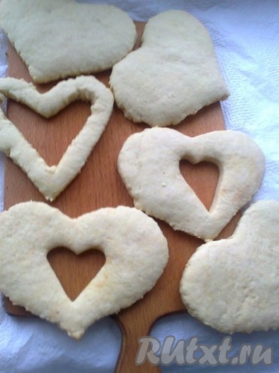 Готовые изделия выложить на противень, застеленный пергаментной бумагой для выпечки. Готовить в разогретой духовке на средней полке при температуре 180-200 градусов не более 15-20 минут.
