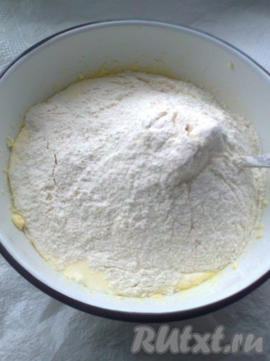 В готовую массу добавить сметану, размешанную с 1 чайной ложкой соды, размешать массу и затем добавить муку.
