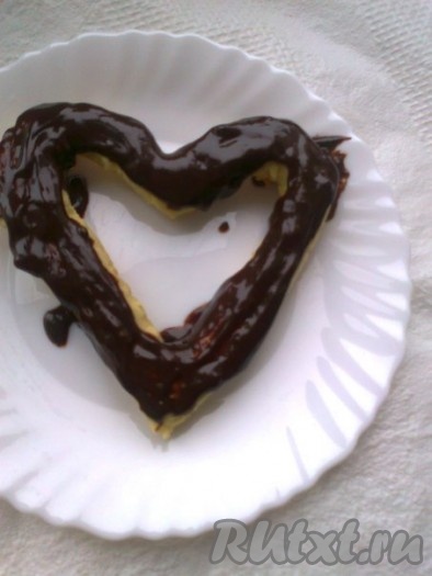 А печенье с вырезами в виде сердечек смазать шоколадной глазурью.
