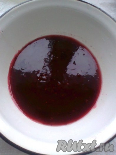 протереть через сито от косточек. Переложить в небольшую кастрюлю, добавить остальной сахар и довести до кипения, влить разведенный крахмал и еще раз довести до кипения. Охладить.
