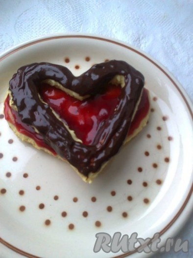 Дать немного подсохнуть. Сложить печенье одно на другое
