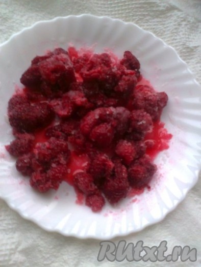 Приготовим малиновый кисель. Замороженную малину посыпать 2 столовыми ложками сахара и оставить для размораживания. Одну чайную ложку с  большой горкой (или 2 чайные ложки) крахмала развести в 50 мл холодной воды. 

Размороженную малину