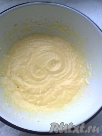 Добавить мягкое масло и еще раз взбить миксером.
