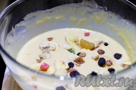 Добавьте смесь цукатов и орехов, перемешайте ложкой или силиконовой лопаткой (ей удобно выгружать тесто из чашки).