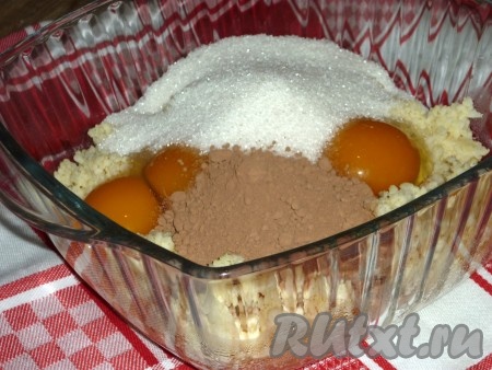 Всыпаем сахар, разрыхлитель и какао.
