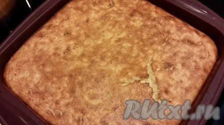 После чего добавить белок к творожной массе, аккуратно, не торопясь, все смешать и выложить в силиконовую форму. Отправить нашу запеканку в разогретую до 180 градусов духовку на 40 минут, после чего ее выключить и дать еще постоять запеканке в духовке минут 40.
