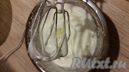 В отдельной посуде взбить белок с солью до образования пенки.
