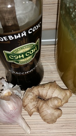 Смешаем все ингредиенты в кастрюле. Сначала в воде хорошо растворить крахмал.
