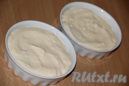 Духовку заранее разогреть до 180 градусов. Выложить творожную массу поверх бананов и разровнять. Поставить формочки в духовку. Готовить запеканку из бананов и творога минут 20-25.