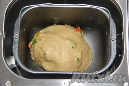 Выставить программу выпечки "Основной", время - 3 часа 10 минут, вес - 750 грамм, цвет корочки - средний. Следите за формированием колобка из теста: если тесто сильно липнет к стенкам хлебопечки, добавьте немного муки (но не переборщите, много муки добавлять не нужно). После первого замеса, по сигналу, добавить цукаты.&nbsp;
