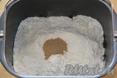 Затем добавить просеянную муку, соль и дрожжи. Закладку продуктов производить так, как указано в инструкции к вашей хлебопечке.
