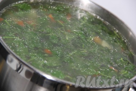 Добавить в суп крапиву соль по вкусу и лимонный сок. Варить 5-7 минут.