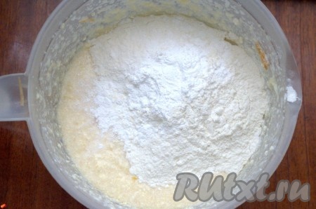 Просеять в тесто муку с разрыхлителем.