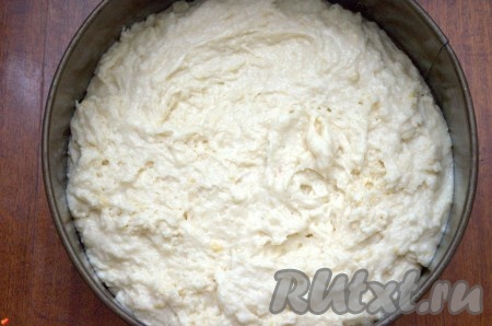 Выложить тесто в форму диаметром 20 см, предварительно смазанную маслом. Разровнять. Печь творожный пирог с лимоном в разогретой духовке при температуре 180 градусов примерно 40-50 минут. Готовность проверять зубочисткой.
