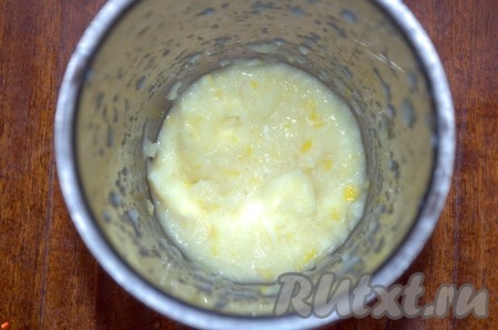 Лимон помыть, порезать небольшими кусочками и измельчить в блендере.