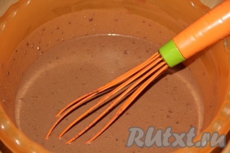 Влить в получившуюся мучную смесь молоко и яйца, тщательно перемешать до однородного состояния. Тесто получится не густое, однородное, без комочков. Оставить на 10-15 минут в покое, затем добавить растительное масло и перемешать.