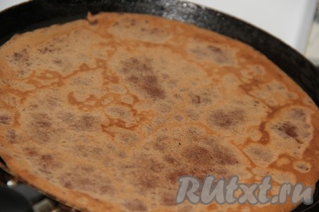 Хорошо накалить сковороду, перед приготовлением первого блина её можно смазать растительным маслом. Набрать половником небольшое количество теста, вылить на сковороду и распределить его по всей поверхности. Жарить блины, как обычно, с двух сторон.
