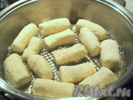 На сковороду с разогретым растительным маслом выложить творожные батончики и обжарить их со всех сторон до золотистого цвета. Переложить на салфетку, чтобы впиталось лишнее масло.
