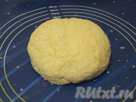 Творог тщательно растереть, добавить сметану, соду, яйцо, соль,&nbsp;сахар, муку и хорошо перемешать. Должно получиться нежное тесто (в зависимости от влажности творога, муки может понадобиться чуть больше).
