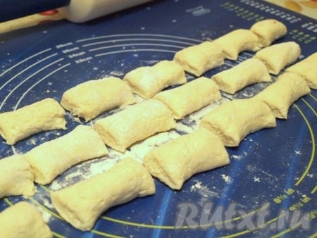 Получившиеся жгутики нарезать на кусочки длиной 5-6 см.
