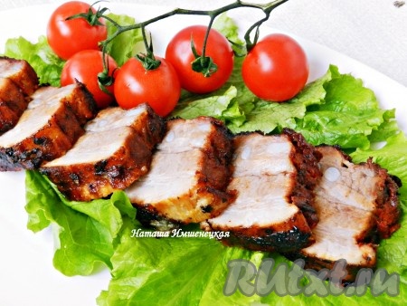 Готовность свинины можно проверить, сделав разрез. Если разрез без розового оттенка, значит мясо готово.