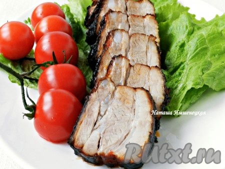 Готовую свиную грудинку достать из духовки, развернуть фольгу. Когда мясо немного остынет, можно разрезать его на порционные кусочки и подавать к столу.