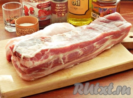 Подготовить продукты для приготовления свиной грудинки целым куском в фольге в духовке. Свиную грудинку вымыть, обсушить. Втереть в грудинку соль со всех сторон.