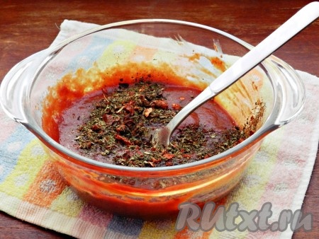 Для приготовления маринада я использовала томатную пасту. Если для маринада будете использовать кетчуп, тогда учтите, что он солёный и солить мясо нужно будет чуть меньше. В миске соединить томатную пасту, растительное масло, мёд и специи, тщательно перемешать и маринад готов.