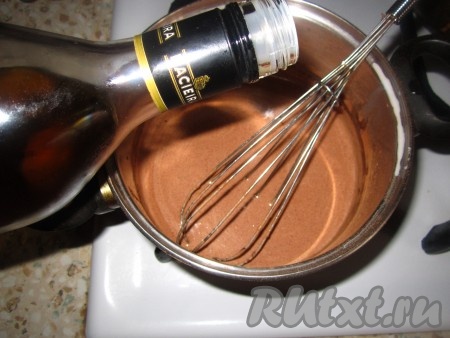 В кастрюлю вбить яйцо, насыпать сахар и перемешать. В получившуюся яично-сахарную смесь налить тёплое молоко, добавить манную крупу, какао и перемешать до однородной массы. Поставить шоколадную смесь на медленный огонь, постоянно помешивая венчиком. Когда смесь начнет густеть, добавить, не переставая помешивать, сливочное масло. Когда масло растворится, влить коньяк и готовить ещё 2 минуты (ни в коем случае крем не кипятить!). Приготовленному шоколадно-заварному крему дать остыть до теплого состояния.
