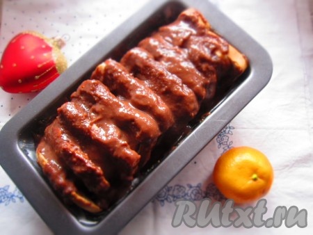 Залить хлеб шоколадно-заварным кремом и оставить на некоторое время, чтобы крем впитался в хлеб. Поставить хлебный пудинг в духовку, разогретую до 180 градусов, на 30-40 минут.
