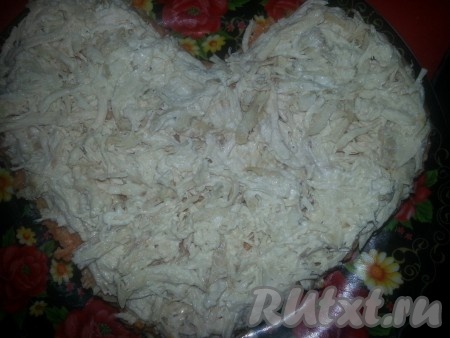 Затем выкладываем посоленное и поперченное куриное мясо, смазываем майонезом. 