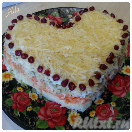 Последний слой - натёртый сыр. Украшаем салат "Нежный" зёрнами граната. Салат готов, ставим его в холодильник и даём настояться минимум час.
