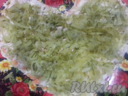 Следующим слоем выкладываем солёные огурцы, сверху чуть смазываем майонезом. 
