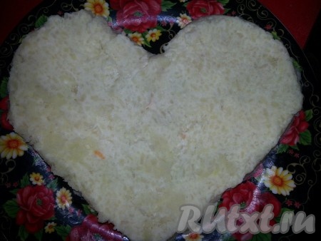 Курицу отвариваем в подсоленной воде, добавляем в воду лавровый лист и чеснок. Охлаждаем и нарезаем небольшой соломкой. Картошку и морковку отвариваем, остужаем, чистим и трём на терке по отдельности. Солёный огурчик и сыр тоже натираем на тёрке. Яйца отвариваем, остужаем и также натираем на тёрке. Выкладываем салат "Нежный" слоями: картошку солим, смазываем майонезом и укладываем на блюдо.
