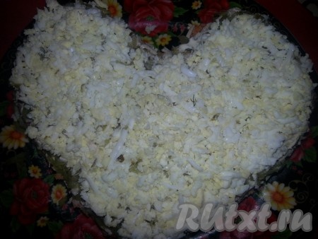 Раскладываем яйца, слегка смазываем майонезом.
