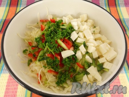 Сюда же добавить измельченную зелень петрушки и брынзу, порезанную небольшими кубиками.