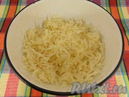 Капусту тонко нашинковать. Посолить немного и помять руками.