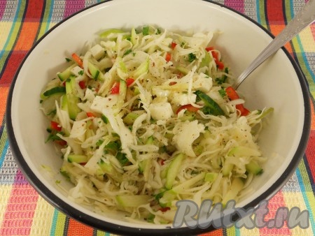 Добавить в салат растительное масло, сок лимона, сахар, посолить (если брынза соленая - солить не нужно), посыпать смесью перцев по вкусу.