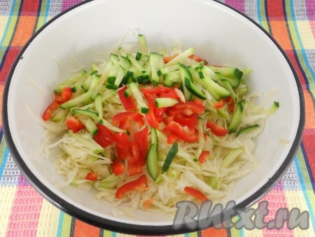 Также нарезать свежий огурчик и сладкий болгарский перец, добавить в салат.