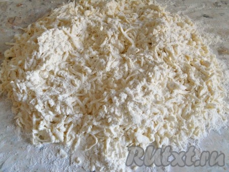Таким образом натереть весь маргарин и, подсыпая остальную муку, смешать маргарин с мукой.
