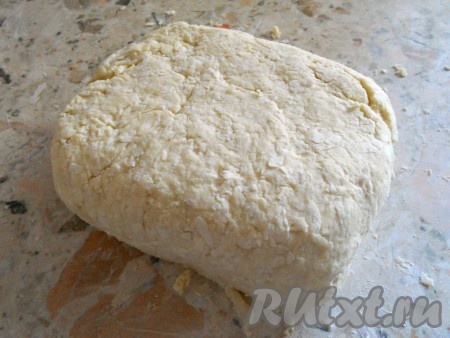 В мерный стакан вбить яйцо, влить уксус, всыпать соль, долить холодную воду до отметки 250 мл. Расколотить хорошенько вилкой. В центр маргарина вливать эту смесь тонкой струйкой, замешивая тесто. Тесто не месить, а просто собирать в ком. Придать тесту вид прямоугольника.