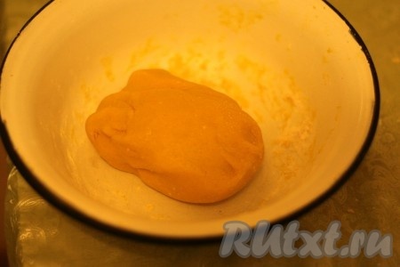 Замесить эластичное песочное тесто для домашнего печенья.
