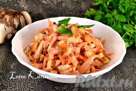 Салат из моркови с колбасой и сухариками