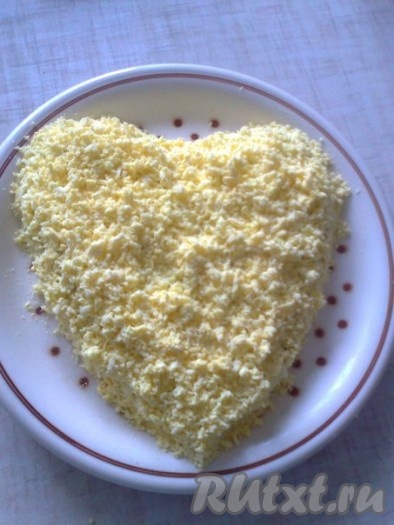 5 слой состоит из 6 желтков, натёртых на средней тёрке.