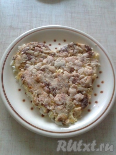 3 слой состоит из копчёной скумбрии, очищенной и нарезанной кубиками.