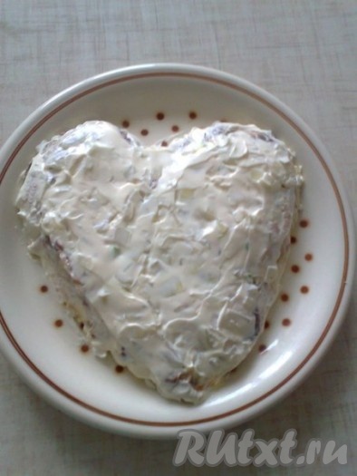 Затем надо смазать салат тонким слоем майонеза и хорошо его разровнять.